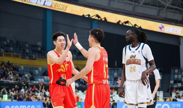 完美电竞直播公司-浙江广厦送四川男篮15连败，杜锋和张庆鹏谁的帅位更摇摇欲坠？