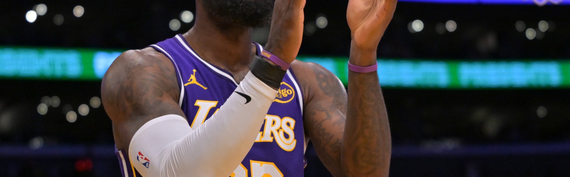 詹姆斯给湖人带来了很多闹剧 但别忘了 是他把球队从泥潭中拉出来